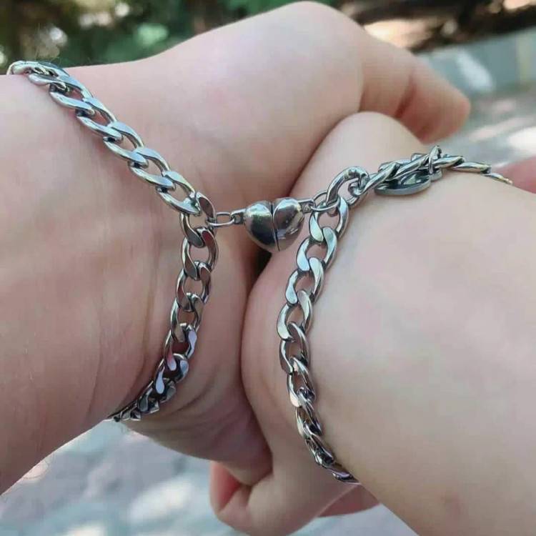 ست دستبند دوستی دوتایی کارتیر با مگنت قلبی و کامل استیل رنگ ثابت قابل شستشو کد ۹۰۰۶