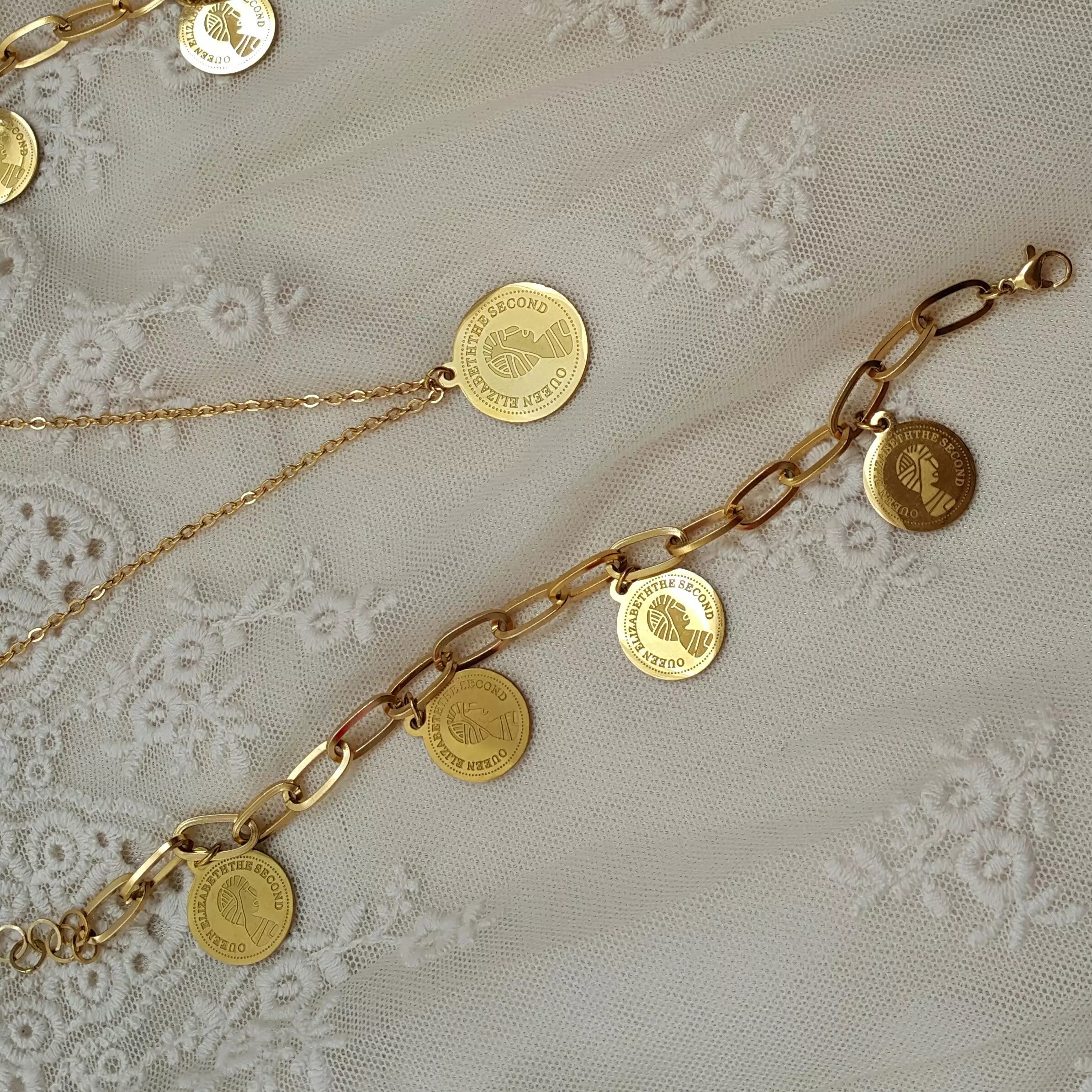 دستبند سکه و گردنبند سکه الیزابت ترند و شیک استیل طرح طلا که در رنگای طلایی و نقره ای موجوده کد ۳۵۱۱