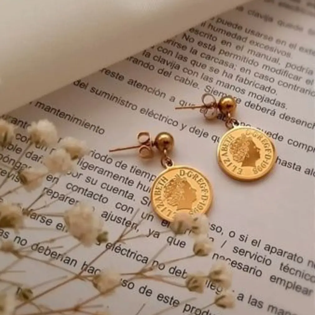 گوشواره استیل زنانه طرح سکه الیزابت (ویولت گالری) کد ۱۱۰۸